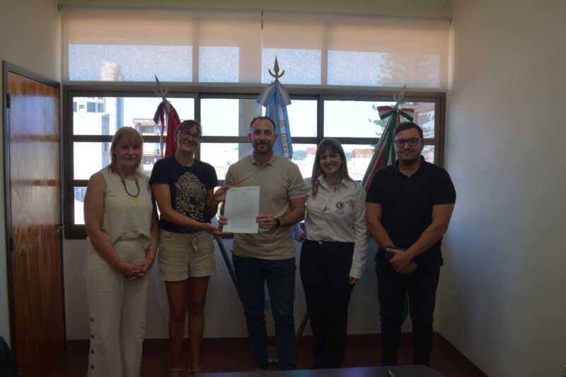 Oberá fortalece su red educativa y social con la firma de dos comodatos para nuevos espacios 2 Los acuerdos permitirán ampliar la infraestructura comunitaria en barrios con alta demanda de servicios educativos y sociales.