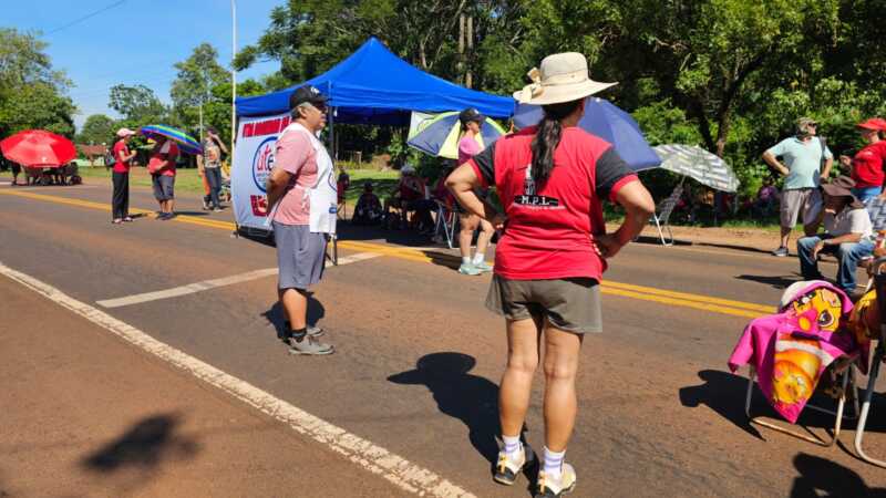 Corte total de la Ruta Nacional 12 en Montecarlo: docentes del MPL interrumpen el tránsito 1 Frente al acampe de la Resistencia, docentes bloquearon completamente la circulación sobre la Ruta 12 en Montecarlo.