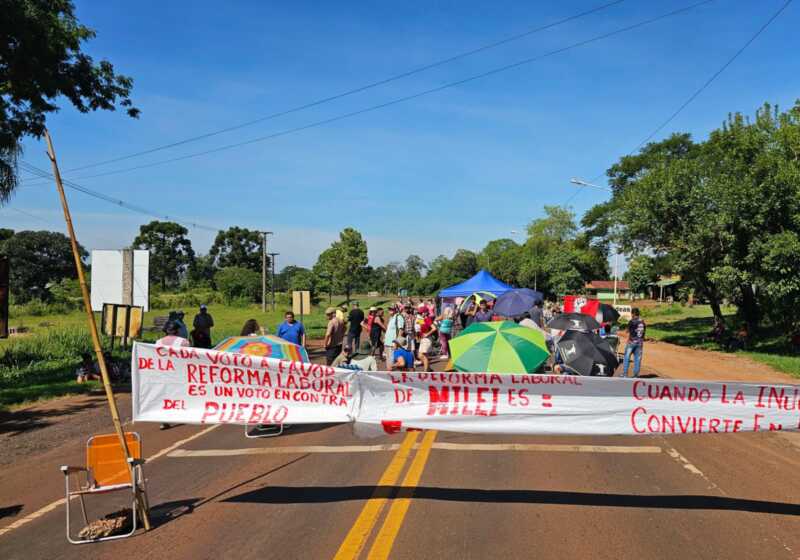 Corte total de la Ruta Nacional 12 en Montecarlo: docentes del MPL interrumpen el tránsito La protesta del Movimiento Pedagógico de Liberación interrumpió durante dos horas el tránsito en uno de los principales corredores viales de Misiones.