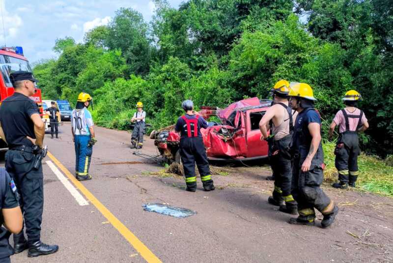 El Renault Duster quedó volcado a la vera de la Ruta Provincial N°4 tras intentar esquivar un perro.