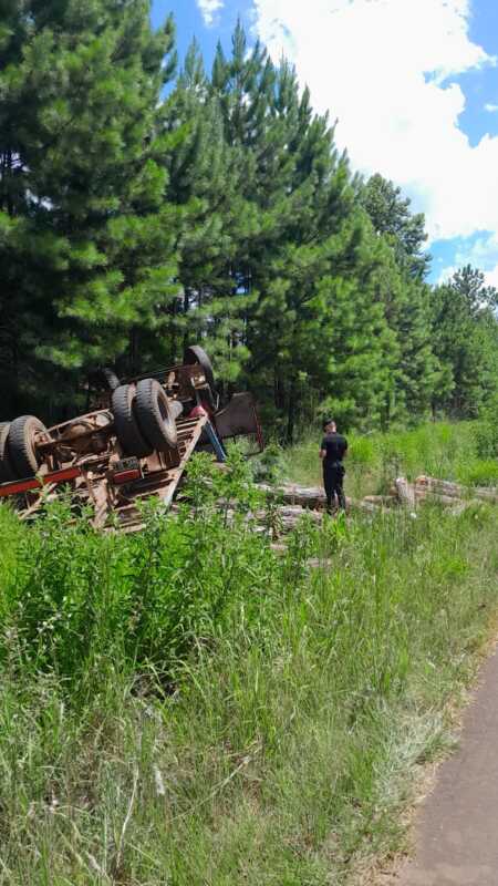 Volcó un camión cargado con pinos en la Ruta 14 y el conductor sufrió lesiones despiste y vuelco de camión