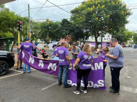 Docentes protestan en Posadas: corte en Colón y Roque Pérez reaviva el conflicto salarial Docentes realizaron un corte de tránsito en pleno centro de Posadas en el marco del reclamo salarial por el inicio del ciclo lectivo 2026.