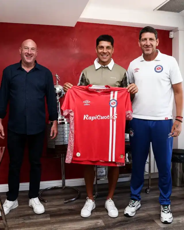 River visita a Argentinos Juniors en busca de recuperarse tras la goleada ante Tigre 4 River visita a Argentinos Juniors por la fecha 5 del Torneo Apertura. El Millonario busca recuperarse tras la goleada sufrida ante Tigre.