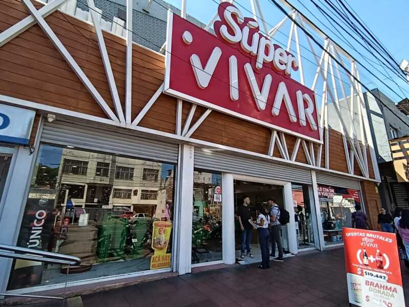 Largas filas en Posadas: cientos buscan trabajo desde la madrugada en un local comercial 4 fila empleo vivar posadas 1 - 3