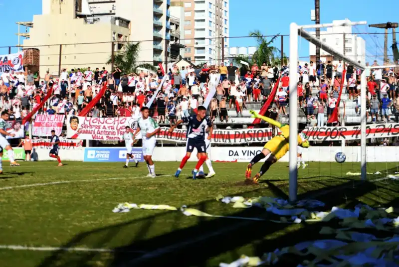 La Liga Posadeña presenta este jueves la Superliga, que comenzará el fin de semana 6 La Liga Posadeña presentará este jueves la Súper Liga en el estadio de Crucero del Norte. El nuevo torneo comenzará este fin de semana con 12 equipos.