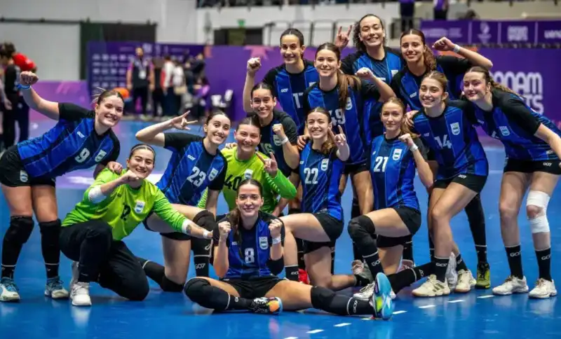 La misionera Mara López, de 18 años, jugará en el Club Balonmano Elche de España en la temporada 2026/2027. La lateral izquierda llega desde Ferrocarril Oeste tras clasificar al Mundial Sub 20 y ser subcampeona panamericana.