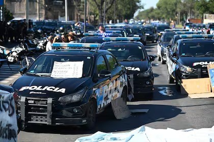 Protesta policial en Rosario: corte de tránsito y “sirenazo” por reclamos salariales 3 Policía de Santa Fe protestan en Rosario con cortes de tránsito y sirenazo