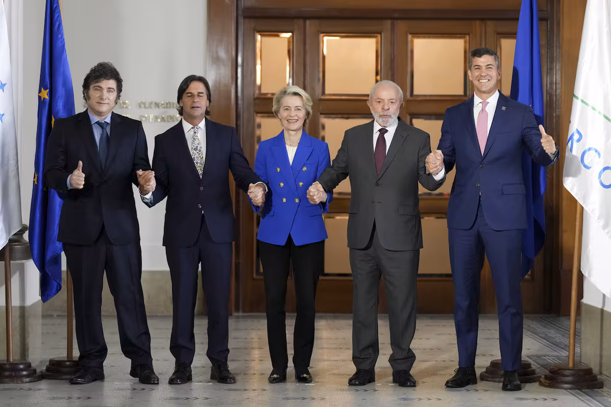 Tras la aprobación en el Senado, Nación promulgó el acuerdo Mercosur-Unión Europea 6 javier milei luis lacalle pou ursula von der 5ACHIJWQJRFBLOJFIOJR4FG27M 1 - 5