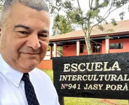 El educador intercultural Javier Rodas, reconocido por su compromiso con la educación pública intercultural.