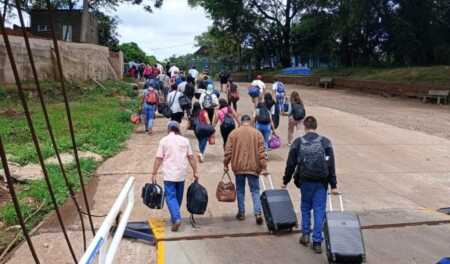Mochila al hombro y rumbo a Brasil: la postal del nuevo éxodo laboral misionero jovenes a Brasil - 1