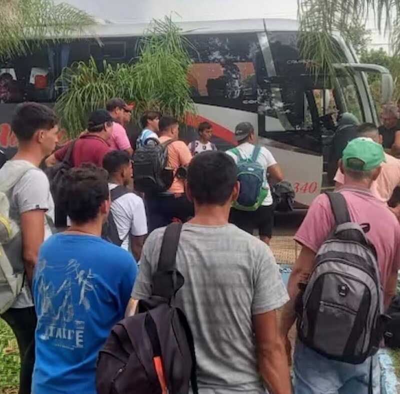 “Hay barrios de tareferos que quedaron vacíos”: advierten un fuerte éxodo de trabajadores rurales de Misiones hacia Brasil 2 Cubilla sostuvo que el fenómeno migratorio refleja el impacto social de la crisis de la yerba mate y el desarraigo que viven muchas familias misioneras.