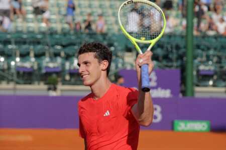 Juan Manuel Cerúndolo protagonizó el batacazo del año al eliminar al número 1 del mundo, Jannik Sinner, y avanzar por primera vez a tercera ronda de Roland Garros.