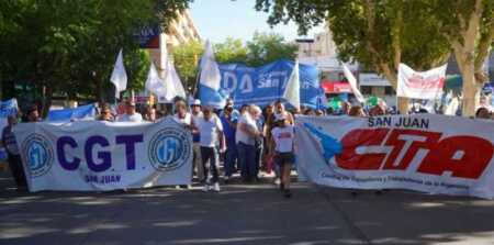 CGT y CTA marchan al Congreso contra la reforma laboral El paro general convocado por la CGT se realizará en rechazo a la reforma laboral mientras el Gobierno ratifica descuentos salariales a estatales que adhieran a la medida.