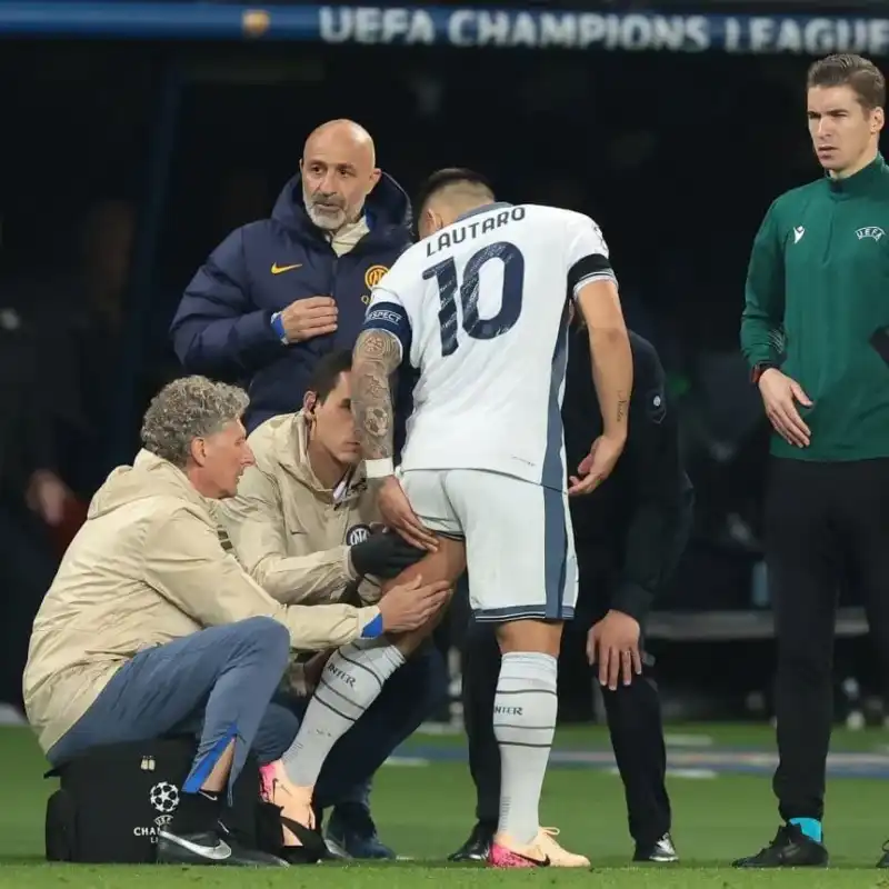 Alerta en la Selección: Lautaro Martínez vuelve a lesionarse y preocupa a Scaloni 5 Lautaro Martínez sufrió una distensión en el sóleo izquierdo y estará al menos 15 días fuera. Inter seguirá su evolución y crece la preocupación en la Selección Argentina.