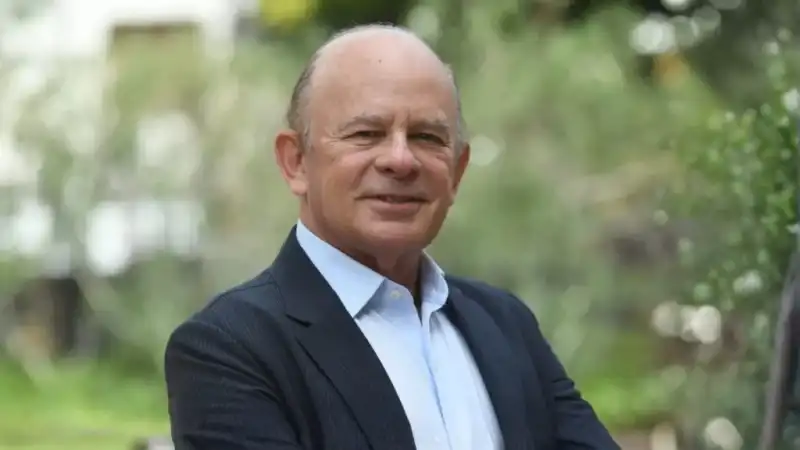ARCA recategoriza de oficio a monotributistas y crece la polémica por los controles 3 ARCA inició la recategorización de oficio de monotributistas por cruces digitales y el Gobierno negó que use transferencias personales.