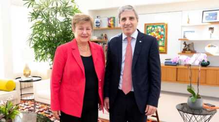 El FMI volvió a exigir reformas estructurales en Argentina mientras el Gobierno negocia el acceso a nuevos desembolsos. La dependencia financiera condiciona las decisiones sobre la política económica nacional.