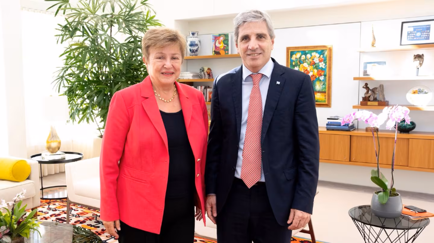 FMI: Argentina paga hoy USD 878 millones por intereses con ayuda del Tesoro de Estados Unidos 1 La Argentina enfrenta hoy un vencimiento de USD 878 millones con el FMI en concepto de intereses. El pago se realizaría mediante una operatoria con Derechos Especiales de Giro y asistencia del Tesoro de Estados Unidos.