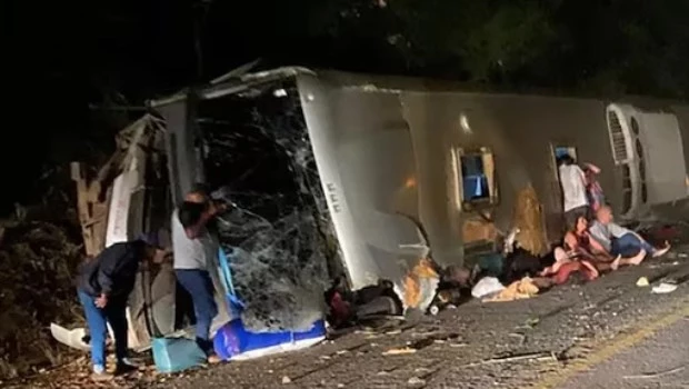 Tragedia en San Pablo: ocho muertos tras volcar un micro de trabajadores 2 muertos