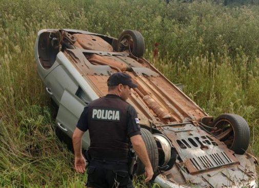Una mujer y una menor sobrevivieron a un violento vuelco en Colonia Alberdi mujer