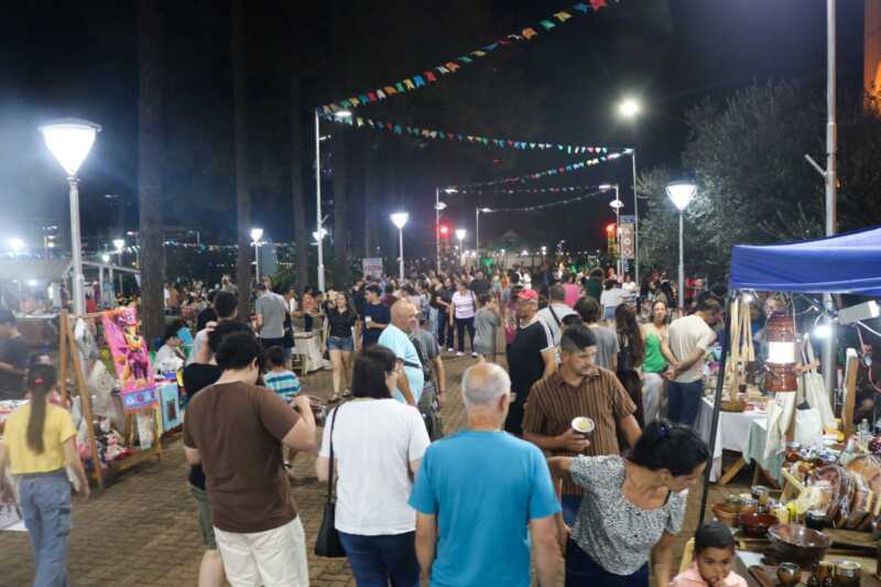 La Peatonal Cultural abrió el Calendario Cultural 2026 de Oberá con una convocatoria masiva que combinó gastronomía, música en vivo, emprendedores y propuestas culturales en la Plazoleta Güemes.