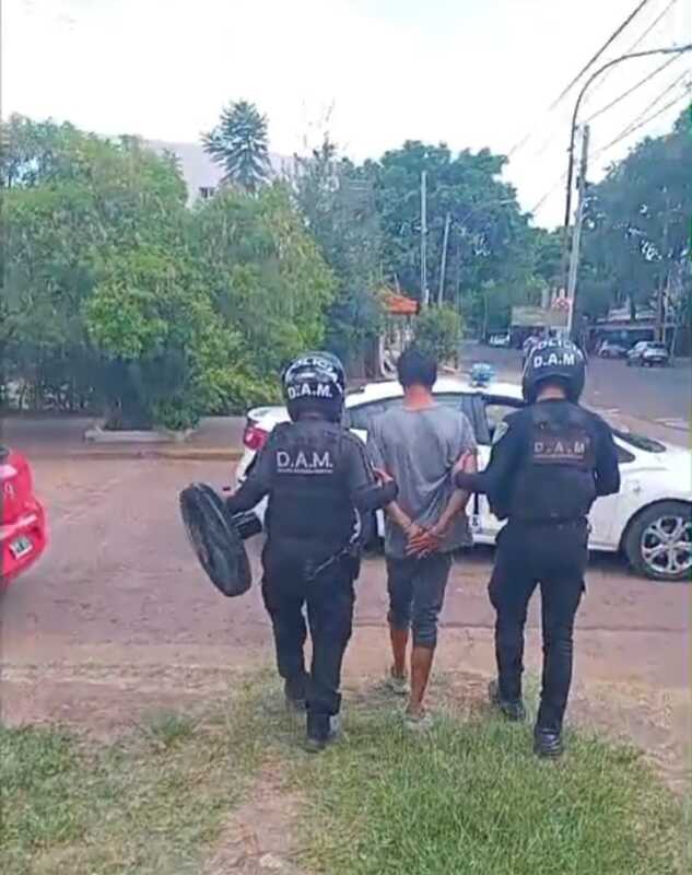 Múltiples intervenciones policiales en Misiones: detenidos, secuestros y operativos simultáneos durante el fin de semana 1 La Policía de Misiones desplegó múltiples intervenciones durante el fin de semana en el marco de tareas preventivas y de investigación.