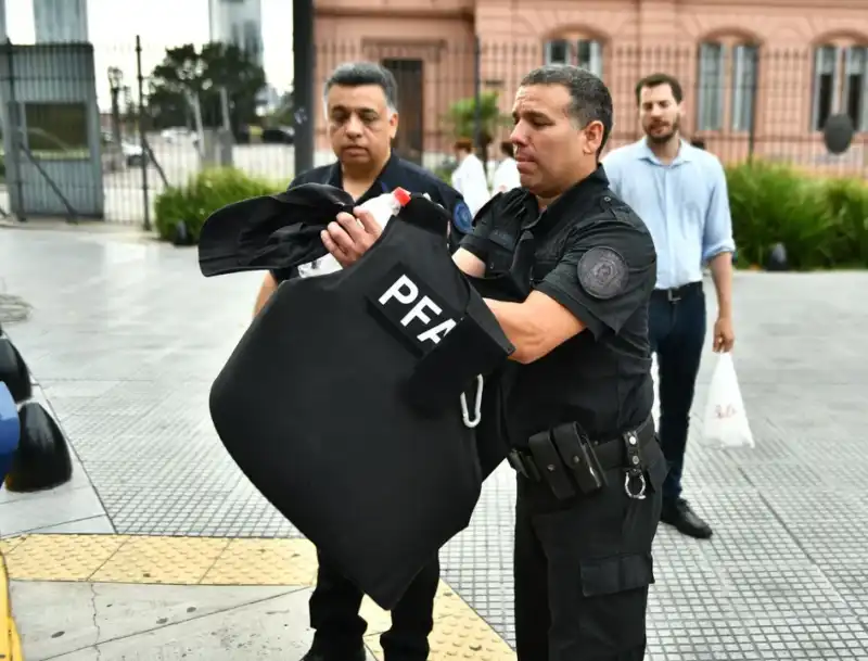 Un agente de la Policía Federal se esposó a las rejas de la Casa Rosada en reclamo salarial 1 policía