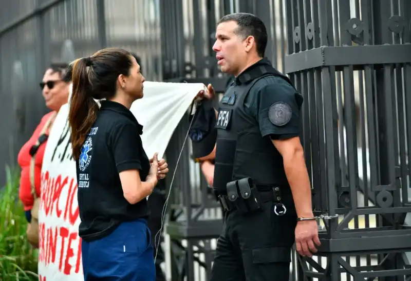 Un agente de la Policía Federal se esposó a las rejas de la Casa Rosada en reclamo salarial policía