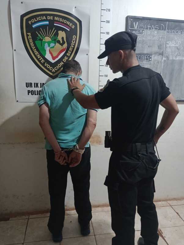 Conductor ebrio volcó en Jardín América, huyó y fue detenido tras esconderse en una vivienda 2 Conductor ebrio volcó en Jardín América, huyó y fue detenido tras esconderse en una vivienda
