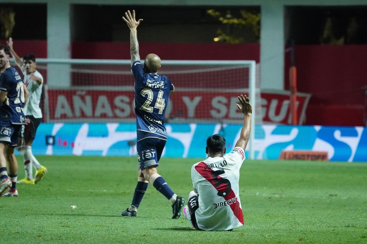 Juan Carlos Portillo sufrió una grave lesión en la derrota de River ante Argentinos. El parte médico preliminar habla de compromiso ligamentario.