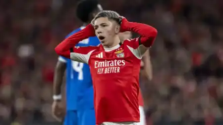 Kylian Mbappé no jugará el partido entre Real Madrid y Benfica por los playoffs de la Champions League debido a un dolor en la rodilla.