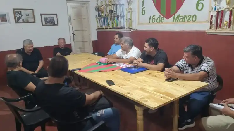 La Superliga posadeña toma forma: se reunieron dirigentes de los 12 clubes Los 12 clubes de la Superliga posadeña se reunieron para definir aspectos organizativos, descensos y estructura formativa.