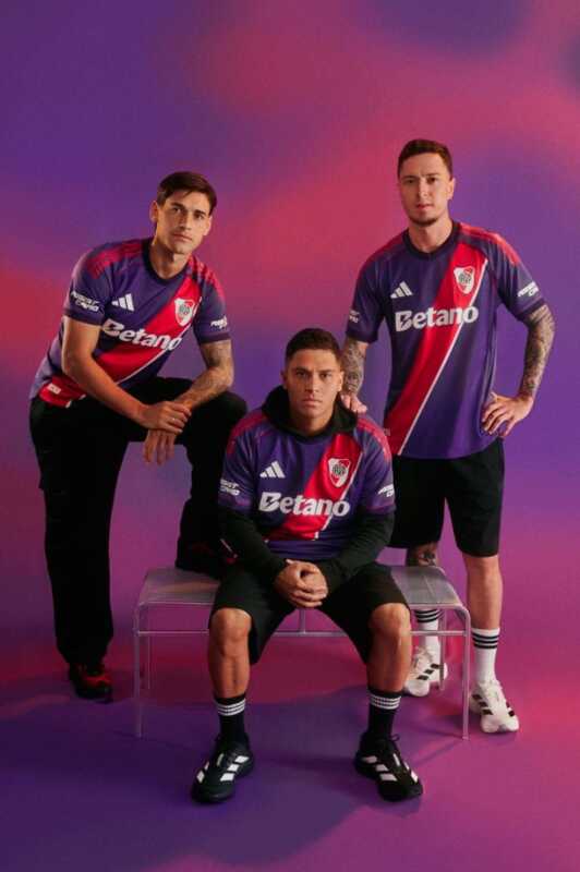 River presentó su nueva camiseta violeta diseñada por Adidas, que mantiene la banda roja y podría estrenarse en los próximos partidos.