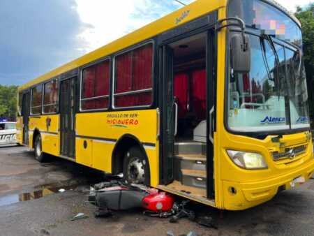 El motociclista lesionado fue trasladado al Hospital Ramón Madariaga tras el siniestro vial en Posadas.