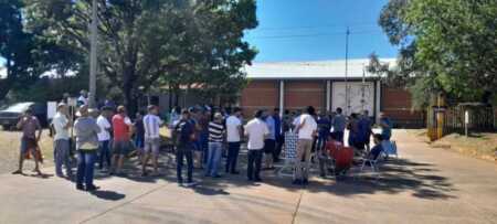 Acampe de tabacaleros en Alem: acusan que en el inicio del acopio ya pagaron menos de lo acordado tabacaleros alem