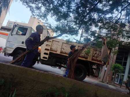 Intenso operativo en Oberá tras tormenta: calles despejadas y asistencia a familias afectadas temporal obera - 2