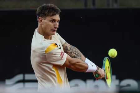 Camilo Ugo Carabelli dio la sorpresa en el ATP 500 de Barcelona al vencer al ruso Karen Khachanov y meterse en los octavos de final.