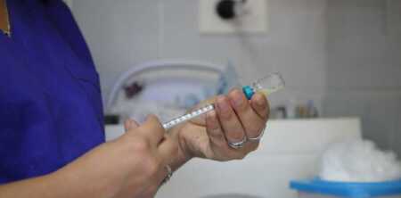 Salud adelanta la vacuna Triple Viral La cobertura de la vacuna contra el VPH cayó al 55% y enciende la alarma sanitaria en Argentina.
