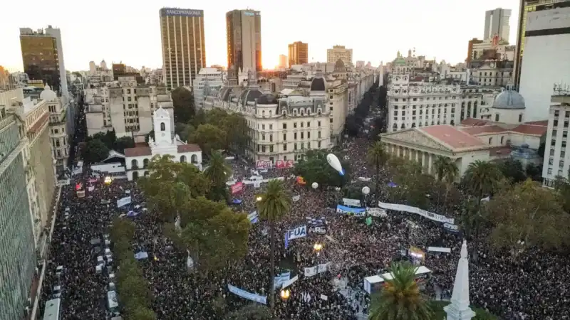 ATE se moviliza a Plaza de Mayo a 50 años del Golpe: fuertes críticas al Gobierno y llamado a una marcha masiva El gremio estatal marchará junto al FreSU en una jornada que combina memoria histórica y reclamos actuales.