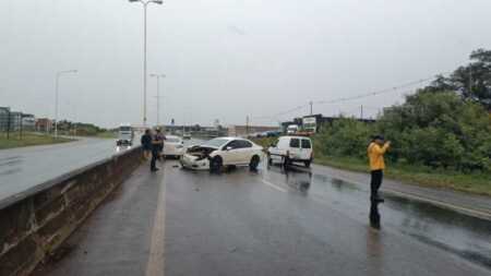 Despiste en el Acceso Sur de Garupá: un automóvil impactó contra el muro divisorio de la calzada El automóvil despistó al tomar la rotonda del Acceso Sur y terminó impactando contra el muro divisor de la calzada.