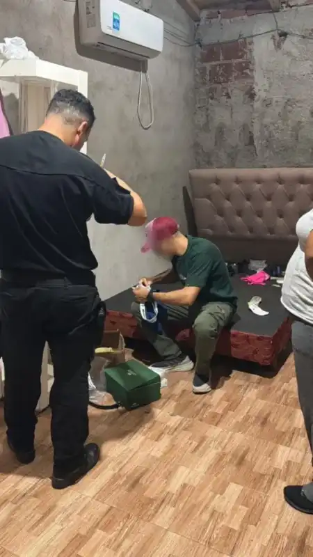 Allanamiento y secuestro de prendas tras una millonaria estafa a un comercio posadeño Allanamiento