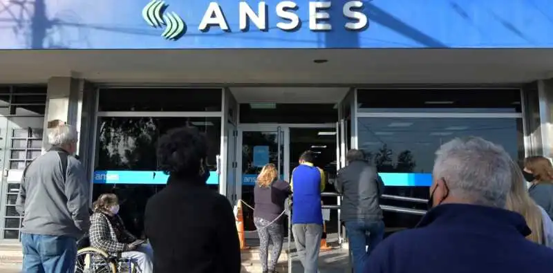 ANSES extiende el retiro voluntario: el Gobierno amplía el plazo de adhesión por 15 días 2 ANSES extendió por 15 días el plazo para adherirse al retiro voluntario. El programa incluye indemnizaciones de hasta $80 millones.