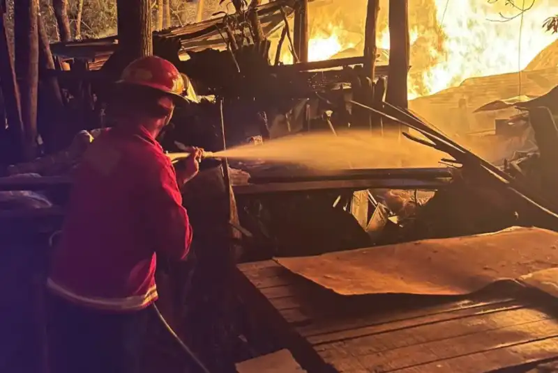 Bomberos sofocaron incendios en Oberá y San Vicente 1 Bomberos