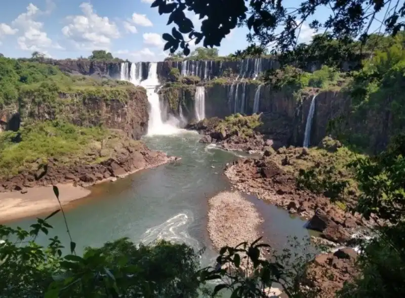 Bajante del río Iguazú obligó la suspensión de paseos náuticos en las Cataratas 2 Caratas