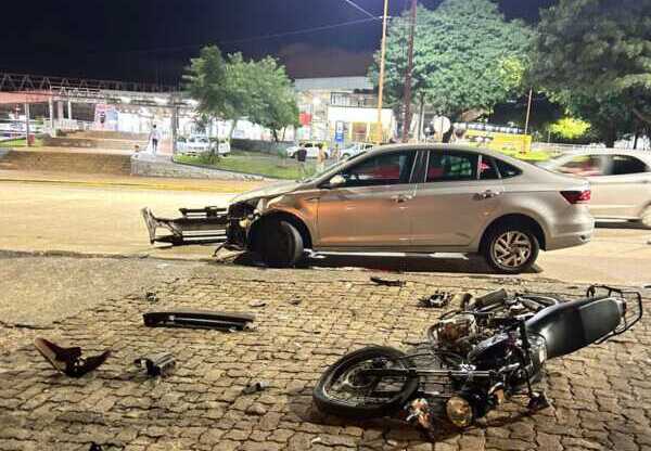 Fuerte choque entre un automóvil y una motocicleta en Posadas dejó un joven hospitalizado.