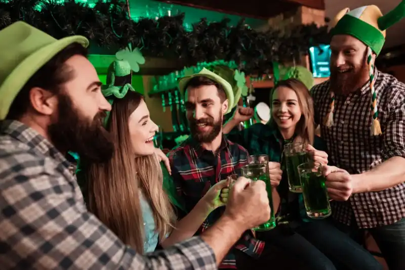 El 17 de marzo se celebra el Día de San Patricio, una festividad que nació como conmemoración religiosa en Irlanda y hoy convoca celebraciones en todo el mundo.