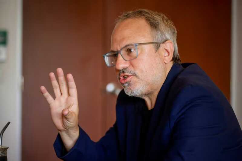 Tras semanas de especulación política, el Ejecutivo descartó la designación de Diego Valenzuela en Migraciones y el dirigente seguirá como senador bonaerense.