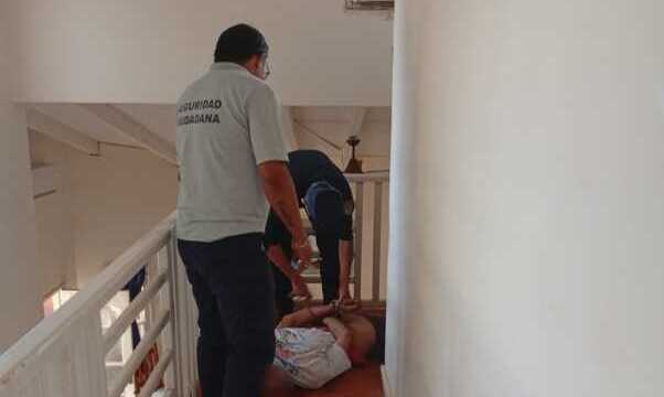 El ladrón que no resistió el sueño: lo hallaron dormido dentro del instituto Efectivos policiales encontraron al hombre durmiendo dentro del establecimiento educativo, luego de una denuncia por daños e intento de robo.