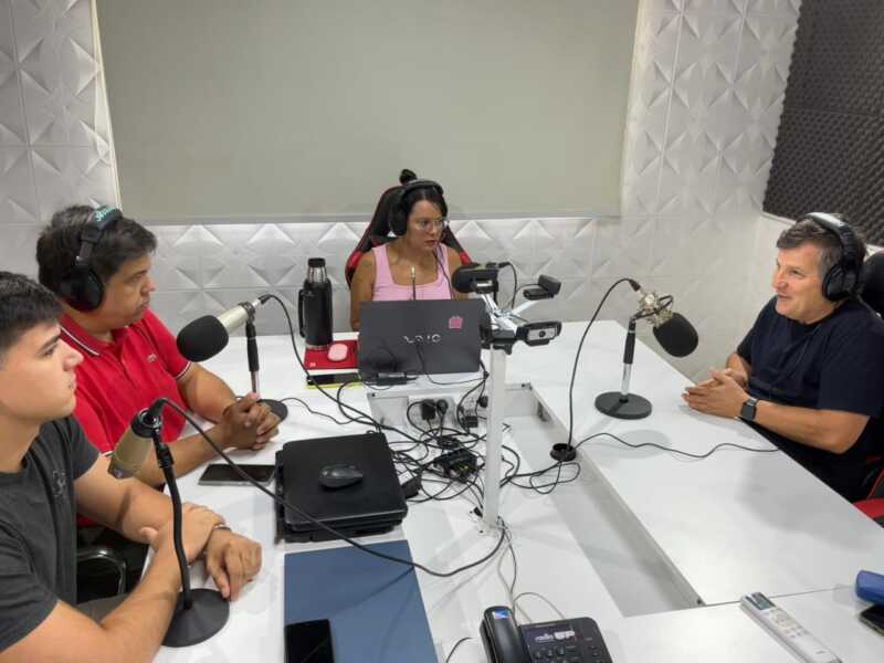 “El problema no es la tecnología, sino el uso que se hace de ella”: Eduardo Cazenave y el desafío de educar en la era digital 3 Cazenave plantea que la educación debe priorizar el pensamiento crítico y el vínculo humano en un mundo atravesado por la tecnología.