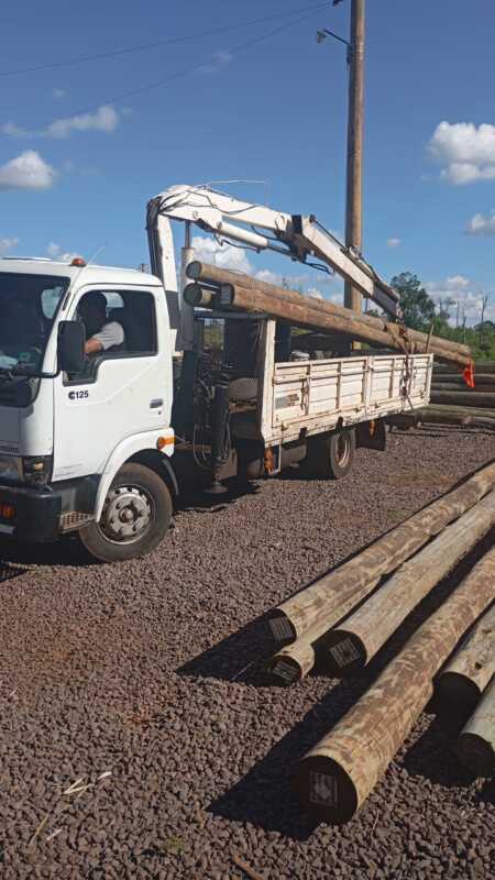 Refuerzan el mantenimiento en líneas rurales de El Soberbio 3 Energía de Misiones intensifica el mantenimiento y la remodelación de más de 15 kilómetros de líneas rurales en El Soberbio, con recambio de postes y mejoras tras las tormentas.