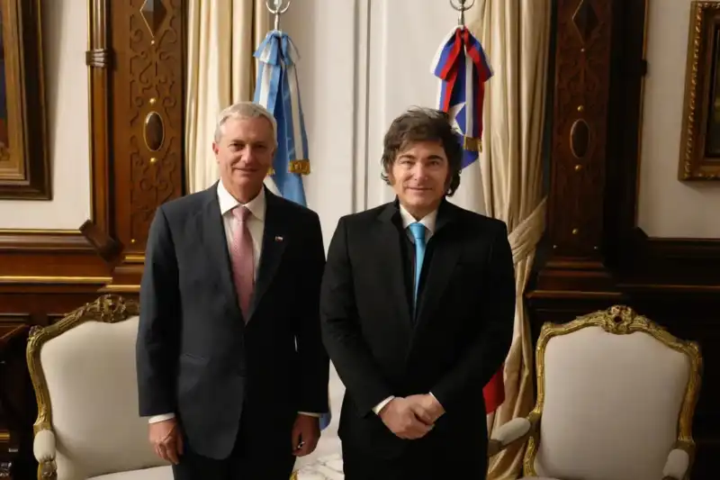Milei viaja a Chile para la asunción de Kast y busca consolidar una alianza política y económica El presidente argentino Javier Milei participa en Valparaíso de la asunción de José Antonio Kast, en un gesto político que busca fortalecer la relación entre Argentina y Chile.